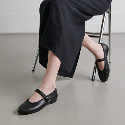 Ballet flats with straps and adjustable buckles in black leather