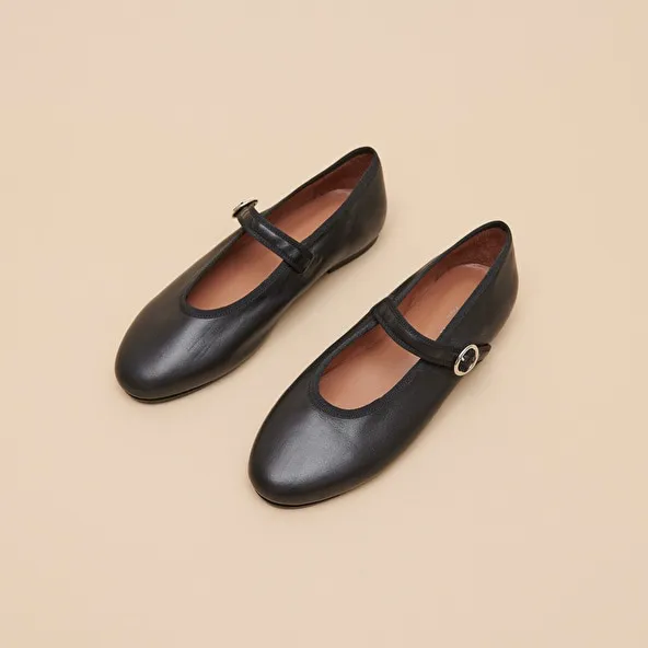 Ballet flats with straps and adjustable buckles in black leather