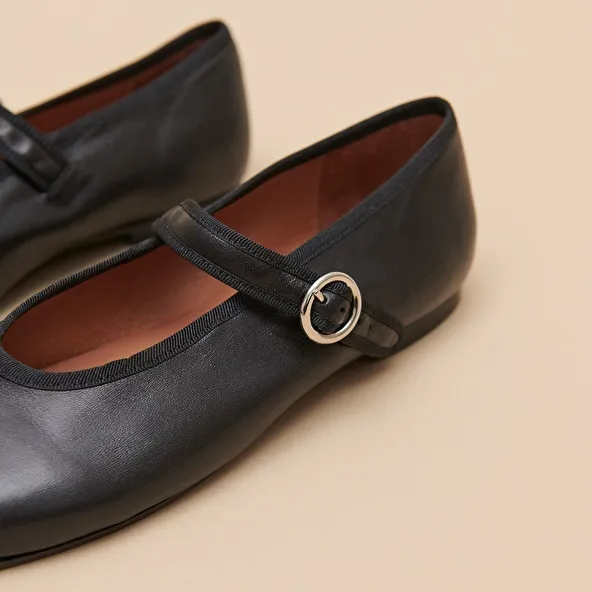 Ballet flats with straps and adjustable buckles in black leather